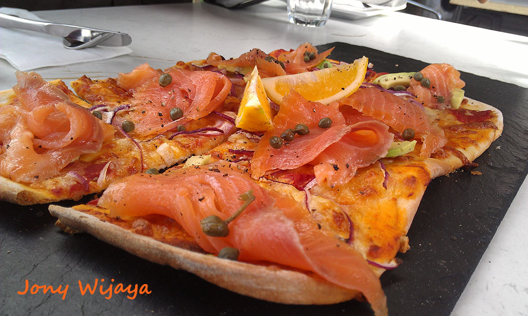 Smoke Salmon Pizza