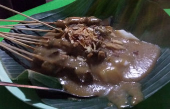 Snacking with Padang Satay (Sate Padang)